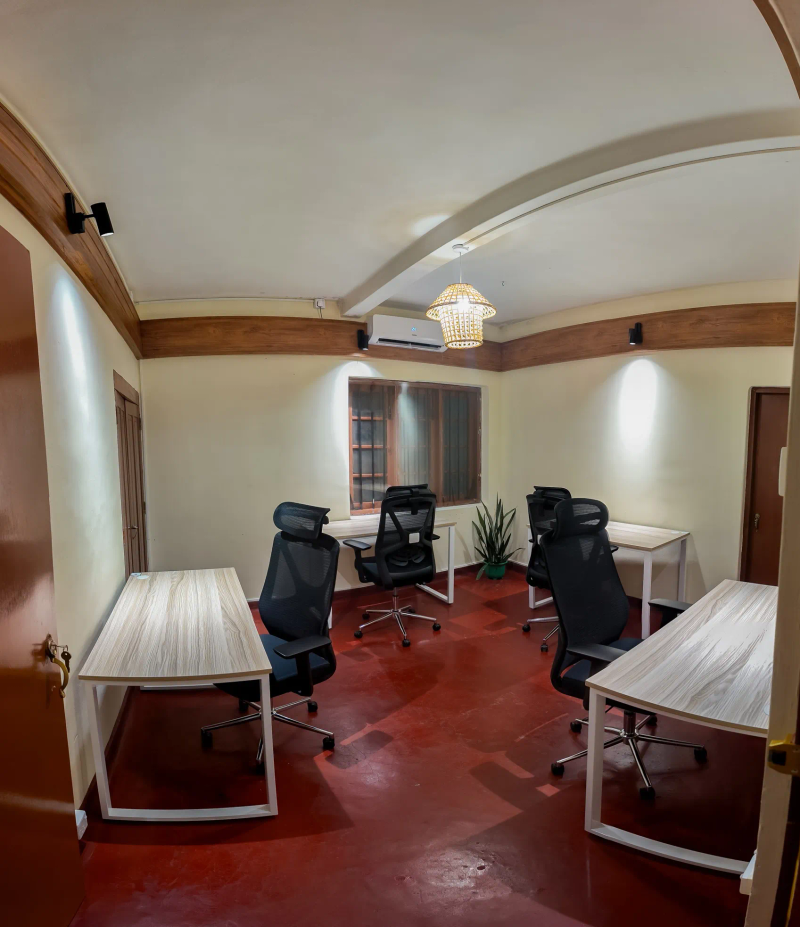 Think Point airconditioned meeting room with large table and 6 high-back chairs, whiteboard and projector